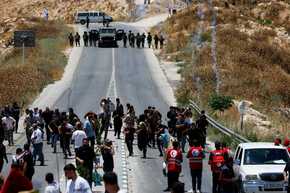 Izraelska vojska ispaljuje suzavac na Palestince koji protestuju protiv naselja kod Hebrona