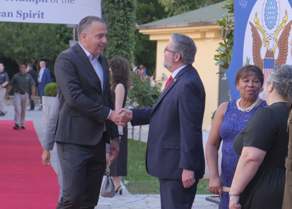 <p>Na prijemu povodom Dana nezavisnosti SAD, jednog od najznačajnijih američkih državnih praznika, prisustvovali su, između ostalih, crnogorski premijer Milojko Spajić, predsjednik Skupštine Andrija Mandić, članovi Vlade, predstavnici diplomatskog kora, političkih partija, te druge javne ličnosti</p>