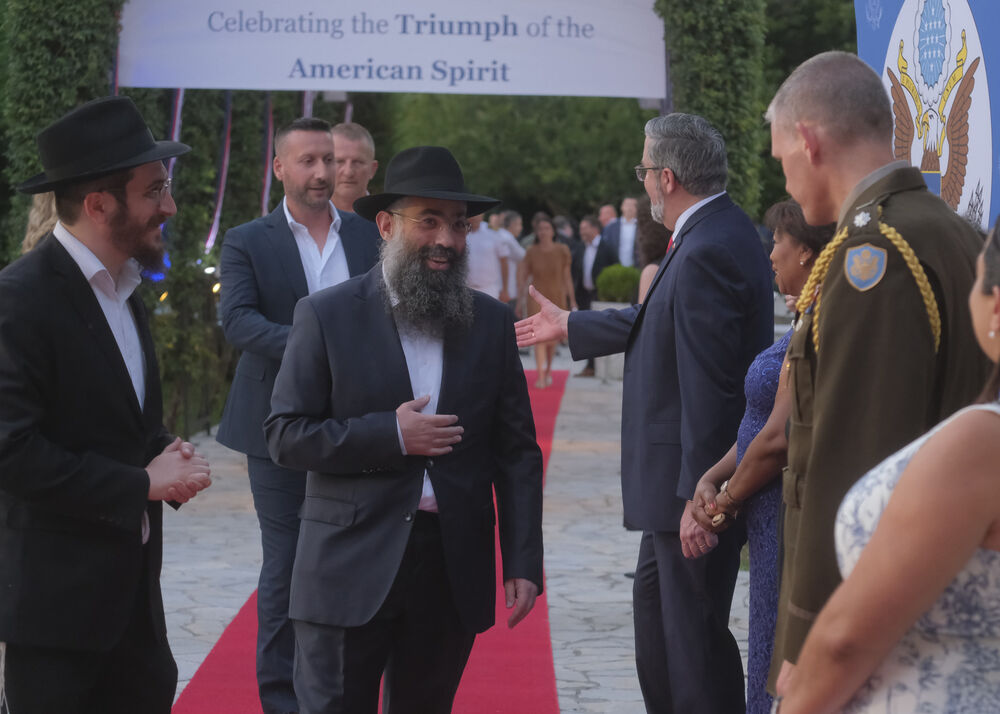 <p>Na prijemu povodom Dana nezavisnosti SAD, jednog od najznačajnijih američkih državnih praznika, prisustvovali su, između ostalih, crnogorski premijer Milojko Spajić, predsjednik Skupštine Andrija Mandić, članovi Vlade, predstavnici diplomatskog kora, političkih partija, te druge javne ličnosti</p>