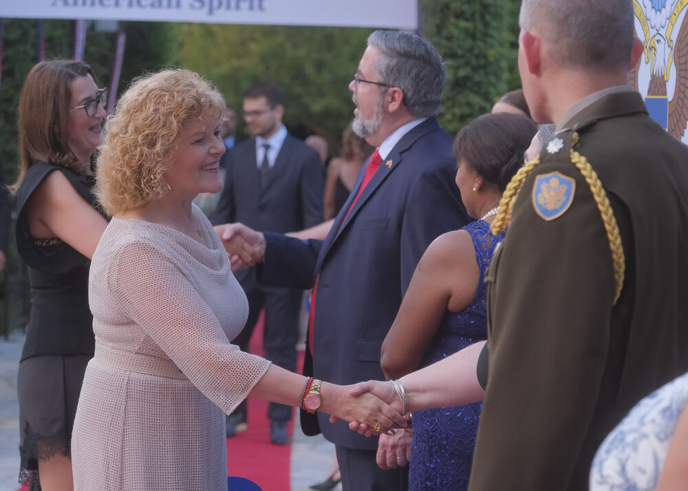 <p>Na prijemu povodom Dana nezavisnosti SAD, jednog od najznačajnijih američkih državnih praznika, prisustvovali su, između ostalih, crnogorski premijer Milojko Spajić, predsjednik Skupštine Andrija Mandić, članovi Vlade, predstavnici diplomatskog kora, političkih partija, te druge javne ličnosti</p>