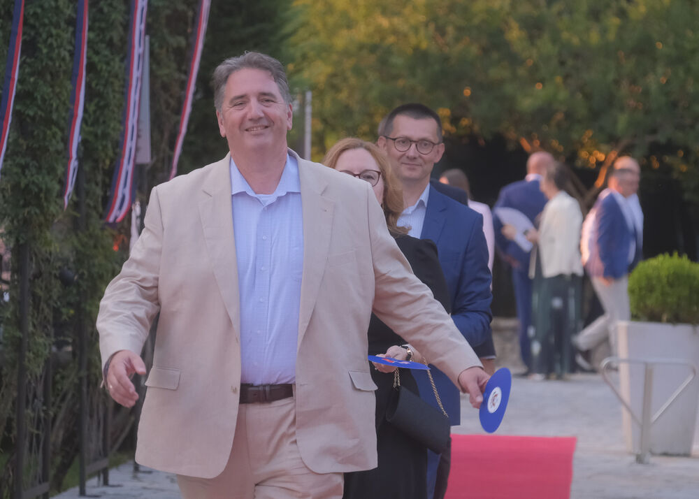 <p>Na prijemu povodom Dana nezavisnosti SAD, jednog od najznačajnijih američkih državnih praznika, prisustvovali su, između ostalih, crnogorski premijer Milojko Spajić, predsjednik Skupštine Andrija Mandić, članovi Vlade, predstavnici diplomatskog kora, političkih partija, te druge javne ličnosti</p>