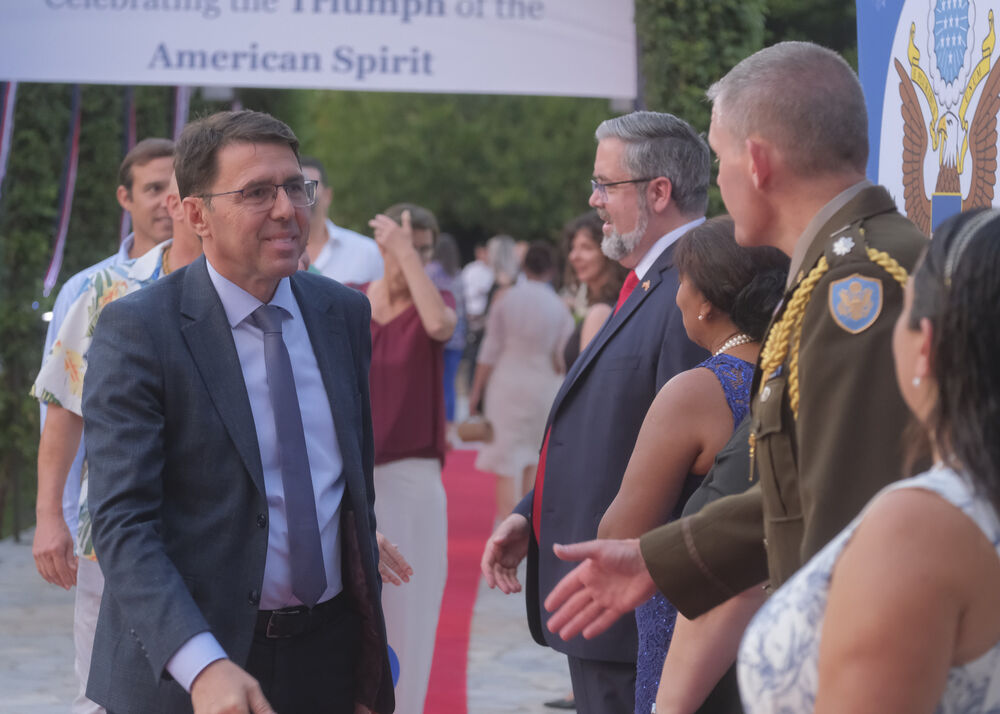 <p>Na prijemu povodom Dana nezavisnosti SAD, jednog od najznačajnijih američkih državnih praznika, prisustvovali su, između ostalih, crnogorski premijer Milojko Spajić, predsjednik Skupštine Andrija Mandić, članovi Vlade, predstavnici diplomatskog kora, političkih partija, te druge javne ličnosti</p>