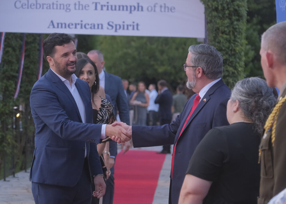 <p>Na prijemu povodom Dana nezavisnosti SAD, jednog od najznačajnijih američkih državnih praznika, prisustvovali su, između ostalih, crnogorski premijer Milojko Spajić, predsjednik Skupštine Andrija Mandić, članovi Vlade, predstavnici diplomatskog kora, političkih partija, te druge javne ličnosti</p>