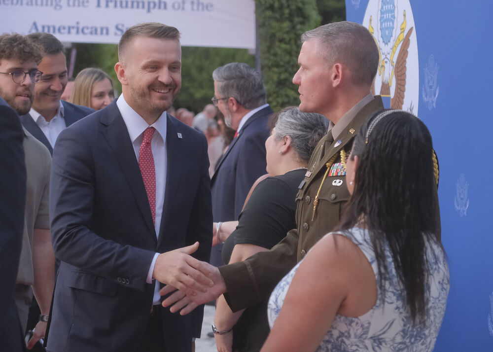 <p>Na prijemu povodom Dana nezavisnosti SAD, jednog od najznačajnijih američkih državnih praznika, prisustvovali su, između ostalih, crnogorski premijer Milojko Spajić, predsjednik Skupštine Andrija Mandić, članovi Vlade, predstavnici diplomatskog kora, političkih partija, te druge javne ličnosti</p>