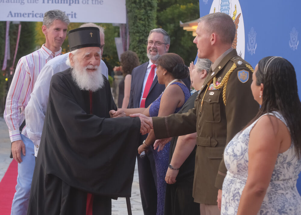 <p>Na prijemu povodom Dana nezavisnosti SAD, jednog od najznačajnijih američkih državnih praznika, prisustvovali su, između ostalih, crnogorski premijer Milojko Spajić, predsjednik Skupštine Andrija Mandić, članovi Vlade, predstavnici diplomatskog kora, političkih partija, te druge javne ličnosti</p>