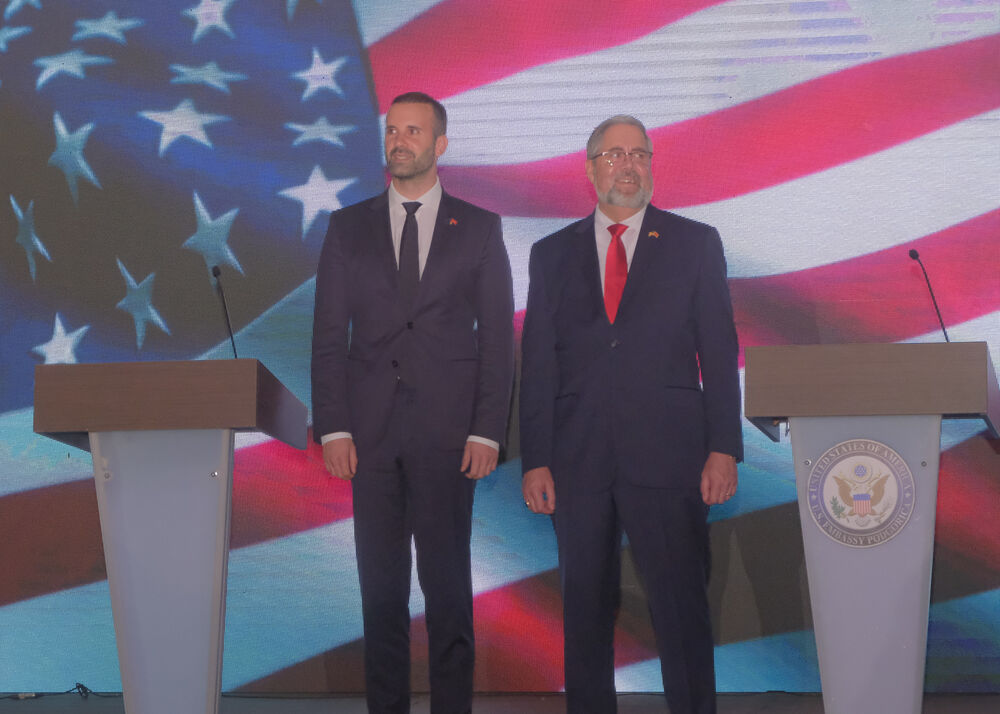 <p>Na prijemu povodom Dana nezavisnosti SAD, jednog od najznačajnijih američkih državnih praznika, prisustvovali su, između ostalih, crnogorski premijer Milojko Spajić, predsjednik Skupštine Andrija Mandić, članovi Vlade, predstavnici diplomatskog kora, političkih partija, te druge javne ličnosti</p>