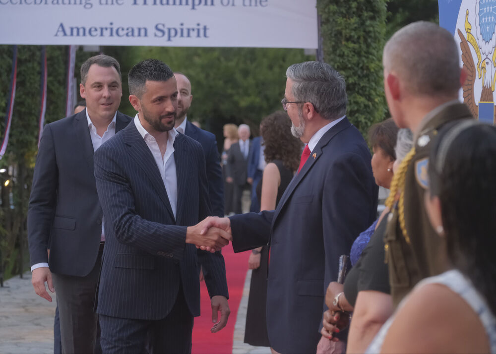 <p>Na prijemu povodom Dana nezavisnosti SAD, jednog od najznačajnijih američkih državnih praznika, prisustvovali su, između ostalih, crnogorski premijer Milojko Spajić, predsjednik Skupštine Andrija Mandić, članovi Vlade, predstavnici diplomatskog kora, političkih partija, te druge javne ličnosti</p>