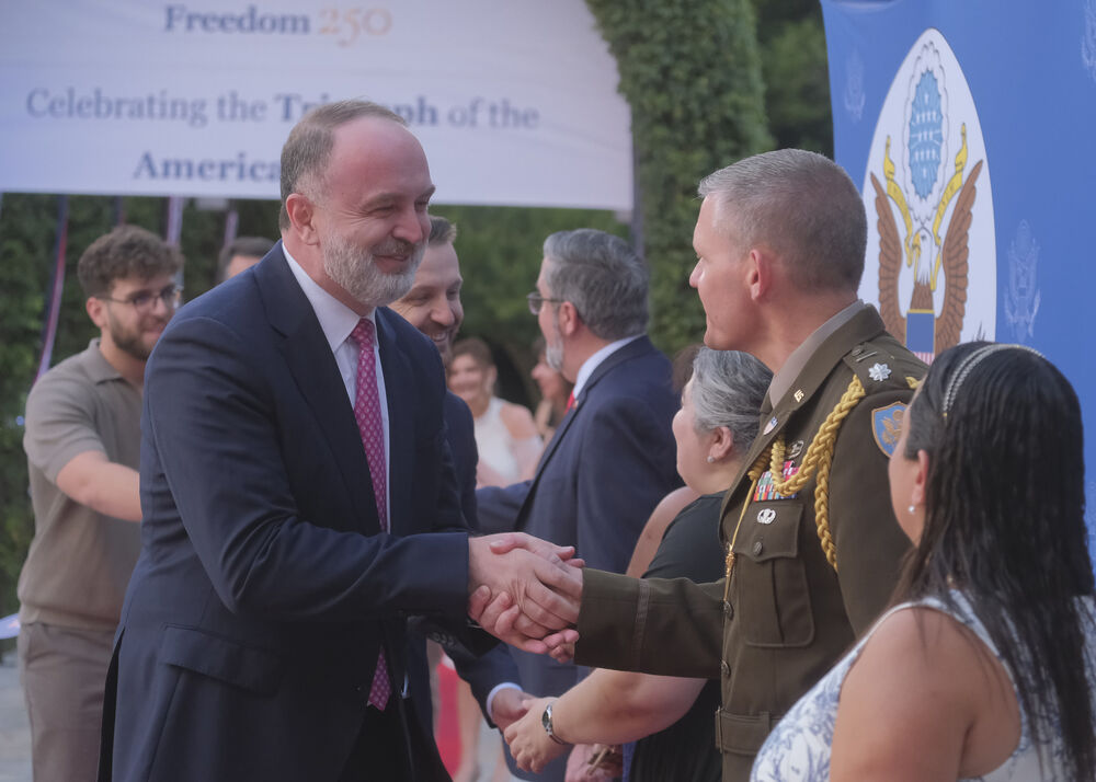 <p>Na prijemu povodom Dana nezavisnosti SAD, jednog od najznačajnijih američkih državnih praznika, prisustvovali su, između ostalih, crnogorski premijer Milojko Spajić, predsjednik Skupštine Andrija Mandić, članovi Vlade, predstavnici diplomatskog kora, političkih partija, te druge javne ličnosti</p>