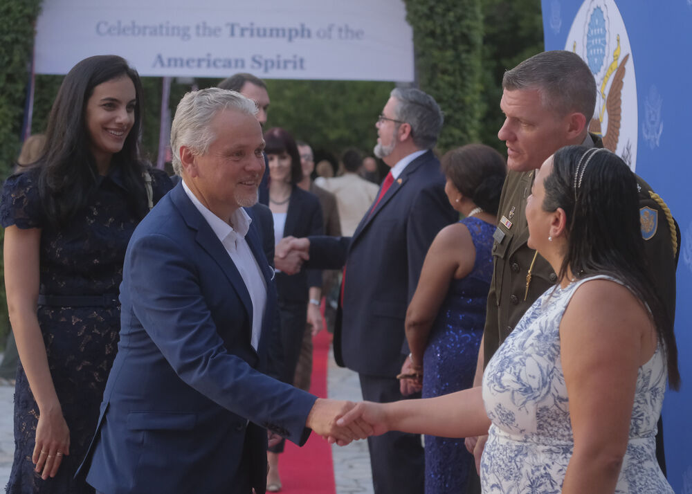 <p>Na prijemu povodom Dana nezavisnosti SAD, jednog od najznačajnijih američkih državnih praznika, prisustvovali su, između ostalih, crnogorski premijer Milojko Spajić, predsjednik Skupštine Andrija Mandić, članovi Vlade, predstavnici diplomatskog kora, političkih partija, te druge javne ličnosti</p>