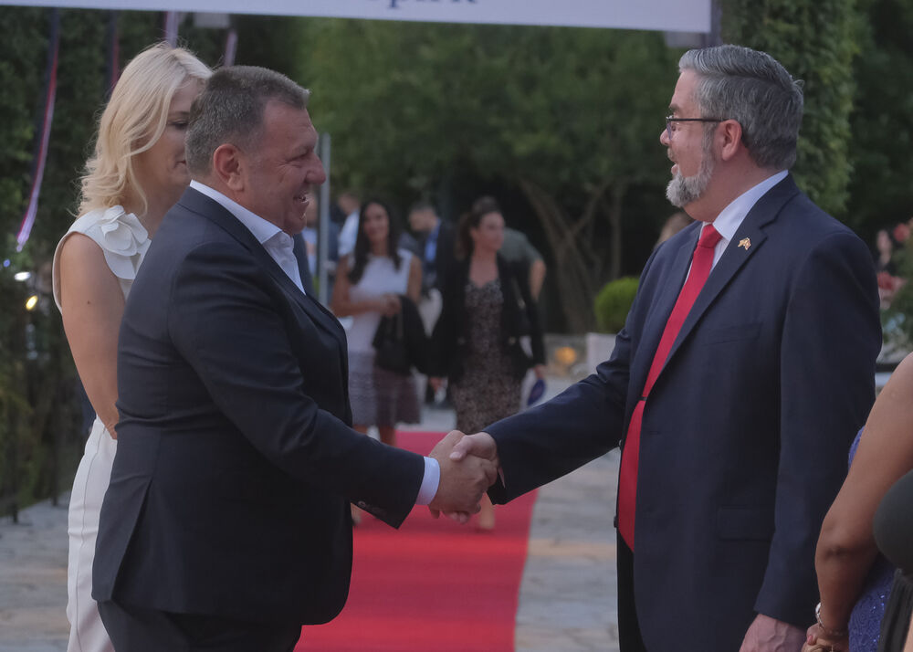 <p>Na prijemu povodom Dana nezavisnosti SAD, jednog od najznačajnijih američkih državnih praznika, prisustvovali su, između ostalih, crnogorski premijer Milojko Spajić, predsjednik Skupštine Andrija Mandić, članovi Vlade, predstavnici diplomatskog kora, političkih partija, te druge javne ličnosti</p>