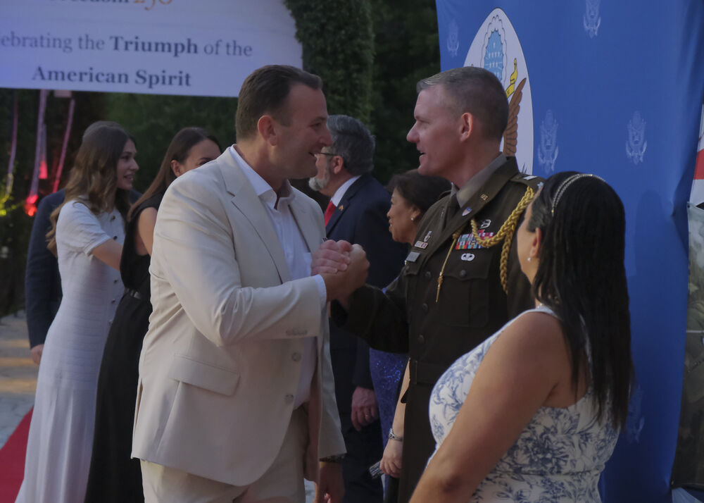<p>Na prijemu povodom Dana nezavisnosti SAD, jednog od najznačajnijih američkih državnih praznika, prisustvovali su, između ostalih, crnogorski premijer Milojko Spajić, predsjednik Skupštine Andrija Mandić, članovi Vlade, predstavnici diplomatskog kora, političkih partija, te druge javne ličnosti</p>