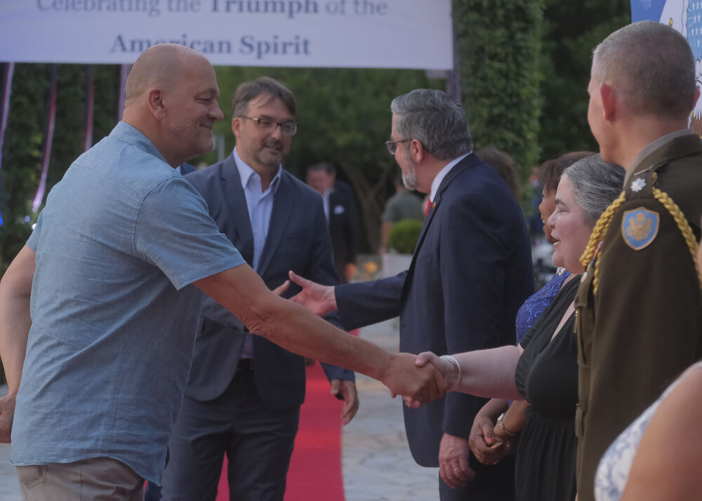 <p>Na prijemu povodom Dana nezavisnosti SAD, jednog od najznačajnijih američkih državnih praznika, prisustvovali su, između ostalih, crnogorski premijer Milojko Spajić, predsjednik Skupštine Andrija Mandić, članovi Vlade, predstavnici diplomatskog kora, političkih partija, te druge javne ličnosti</p>