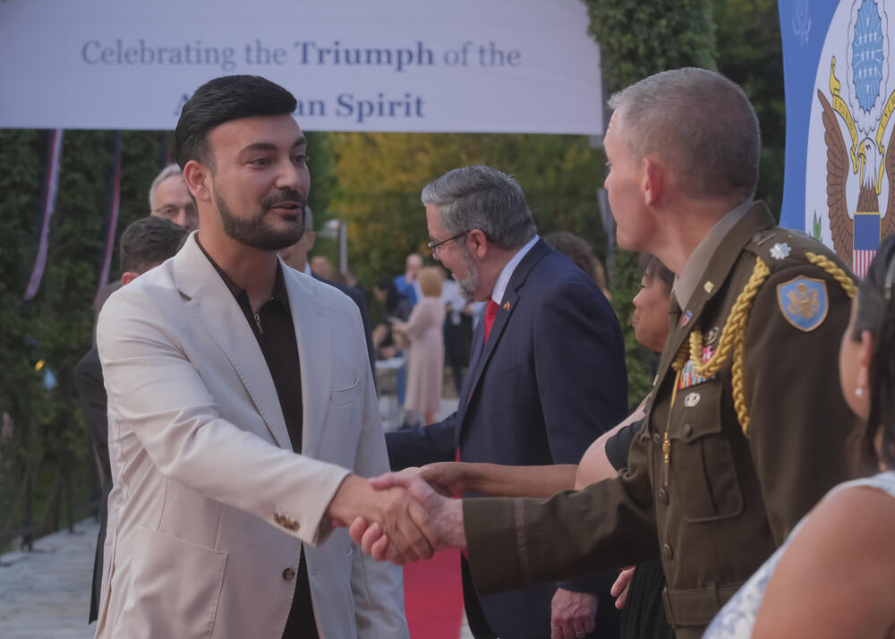 <p>Na prijemu povodom Dana nezavisnosti SAD, jednog od najznačajnijih američkih državnih praznika, prisustvovali su, između ostalih, crnogorski premijer Milojko Spajić, predsjednik Skupštine Andrija Mandić, članovi Vlade, predstavnici diplomatskog kora, političkih partija, te druge javne ličnosti</p>