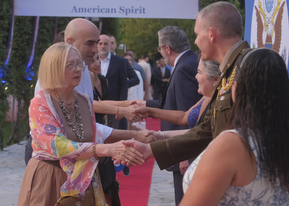 <p>Na prijemu povodom Dana nezavisnosti SAD, jednog od najznačajnijih američkih državnih praznika, prisustvovali su, između ostalih, crnogorski premijer Milojko Spajić, predsjednik Skupštine Andrija Mandić, članovi Vlade, predstavnici diplomatskog kora, političkih partija, te druge javne ličnosti</p>