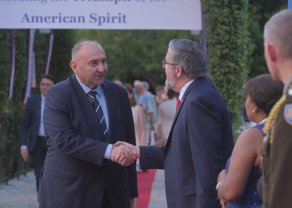<p>Na prijemu povodom Dana nezavisnosti SAD, jednog od najznačajnijih američkih državnih praznika, prisustvovali su, između ostalih, crnogorski premijer Milojko Spajić, predsjednik Skupštine Andrija Mandić, članovi Vlade, predstavnici diplomatskog kora, političkih partija, te druge javne ličnosti</p>