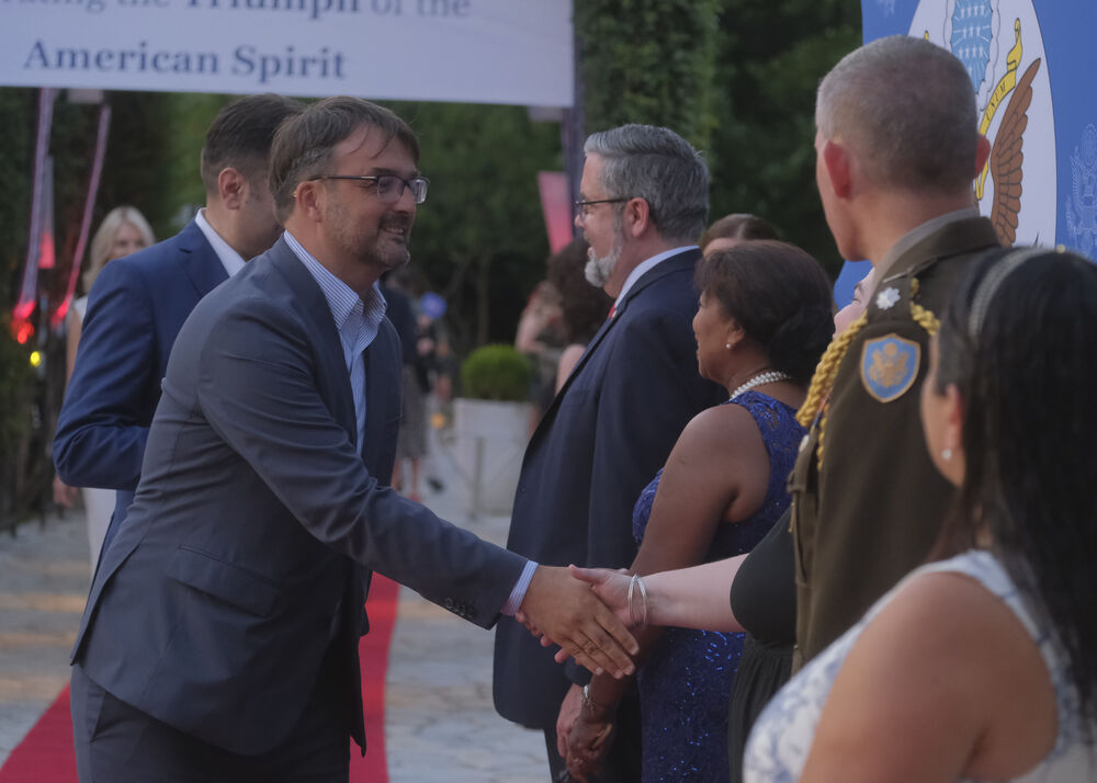 <p>Na prijemu povodom Dana nezavisnosti SAD, jednog od najznačajnijih američkih državnih praznika, prisustvovali su, između ostalih, crnogorski premijer Milojko Spajić, predsjednik Skupštine Andrija Mandić, članovi Vlade, predstavnici diplomatskog kora, političkih partija, te druge javne ličnosti</p>