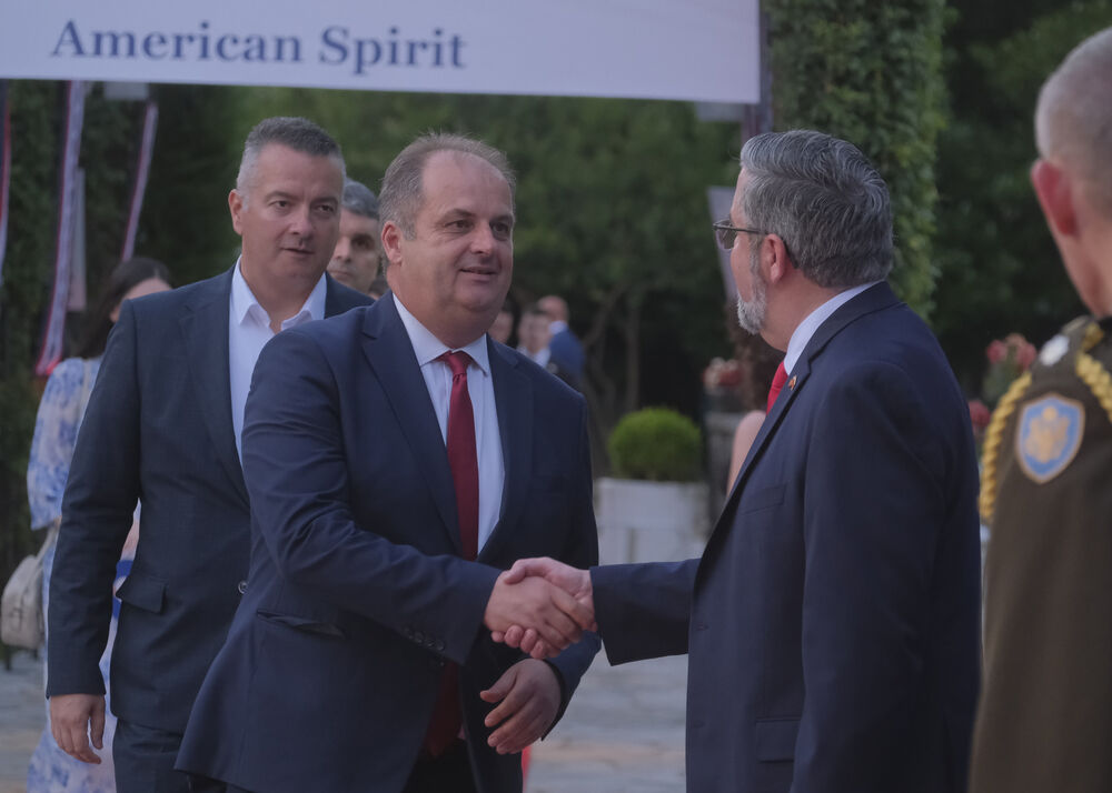 <p>Na prijemu povodom Dana nezavisnosti SAD, jednog od najznačajnijih američkih državnih praznika, prisustvovali su, između ostalih, crnogorski premijer Milojko Spajić, predsjednik Skupštine Andrija Mandić, članovi Vlade, predstavnici diplomatskog kora, političkih partija, te druge javne ličnosti</p>