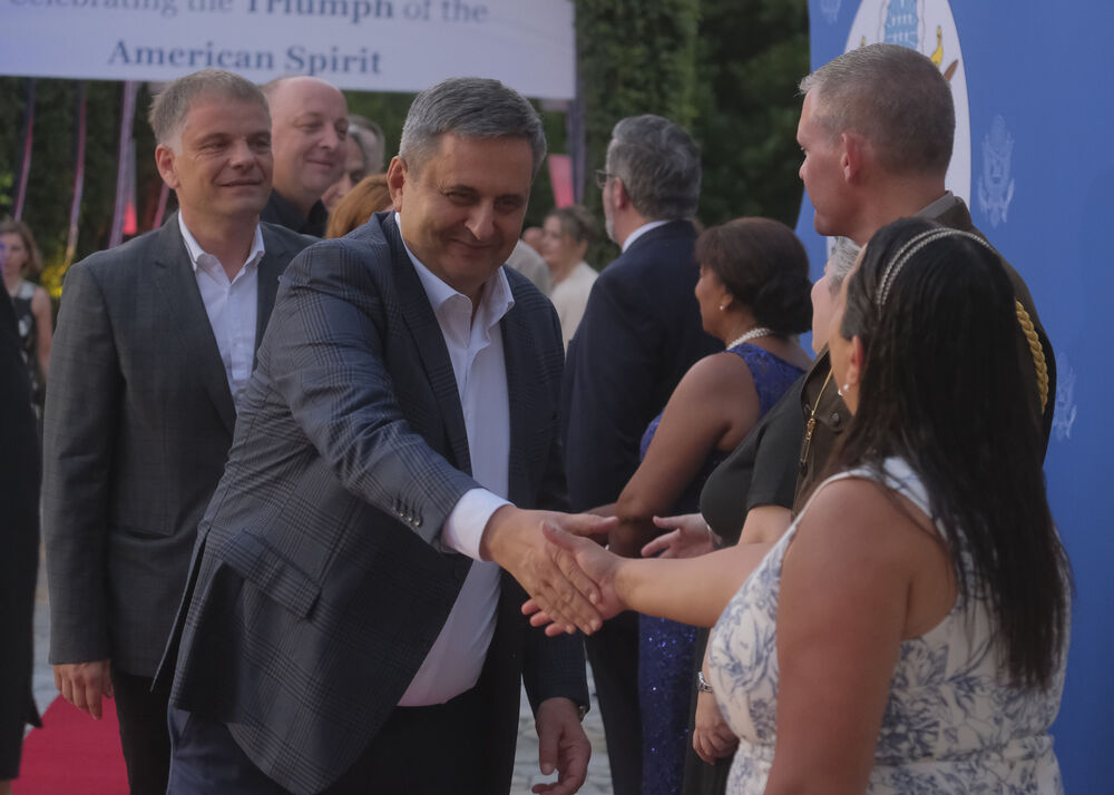 <p>Na prijemu povodom Dana nezavisnosti SAD, jednog od najznačajnijih američkih državnih praznika, prisustvovali su, između ostalih, crnogorski premijer Milojko Spajić, predsjednik Skupštine Andrija Mandić, članovi Vlade, predstavnici diplomatskog kora, političkih partija, te druge javne ličnosti</p>