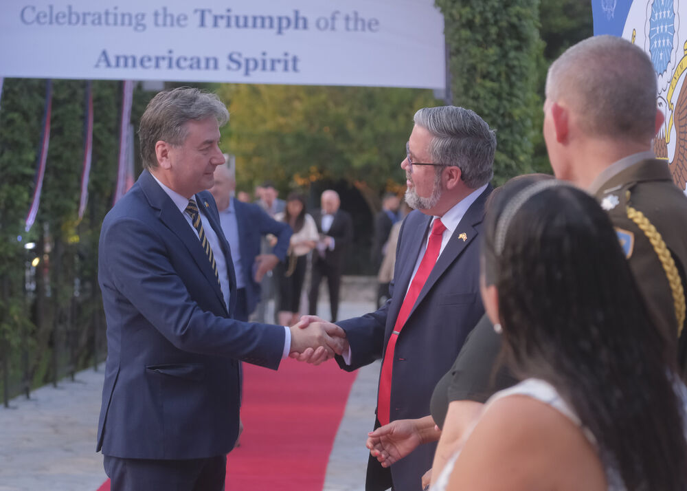 <p>Na prijemu povodom Dana nezavisnosti SAD, jednog od najznačajnijih američkih državnih praznika, prisustvovali su, između ostalih, crnogorski premijer Milojko Spajić, predsjednik Skupštine Andrija Mandić, članovi Vlade, predstavnici diplomatskog kora, političkih partija, te druge javne ličnosti</p>