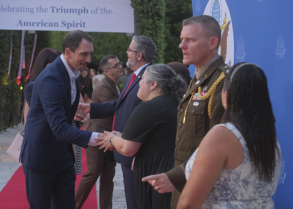 <p>Na prijemu povodom Dana nezavisnosti SAD, jednog od najznačajnijih američkih državnih praznika, prisustvovali su, između ostalih, crnogorski premijer Milojko Spajić, predsjednik Skupštine Andrija Mandić, članovi Vlade, predstavnici diplomatskog kora, političkih partija, te druge javne ličnosti</p>