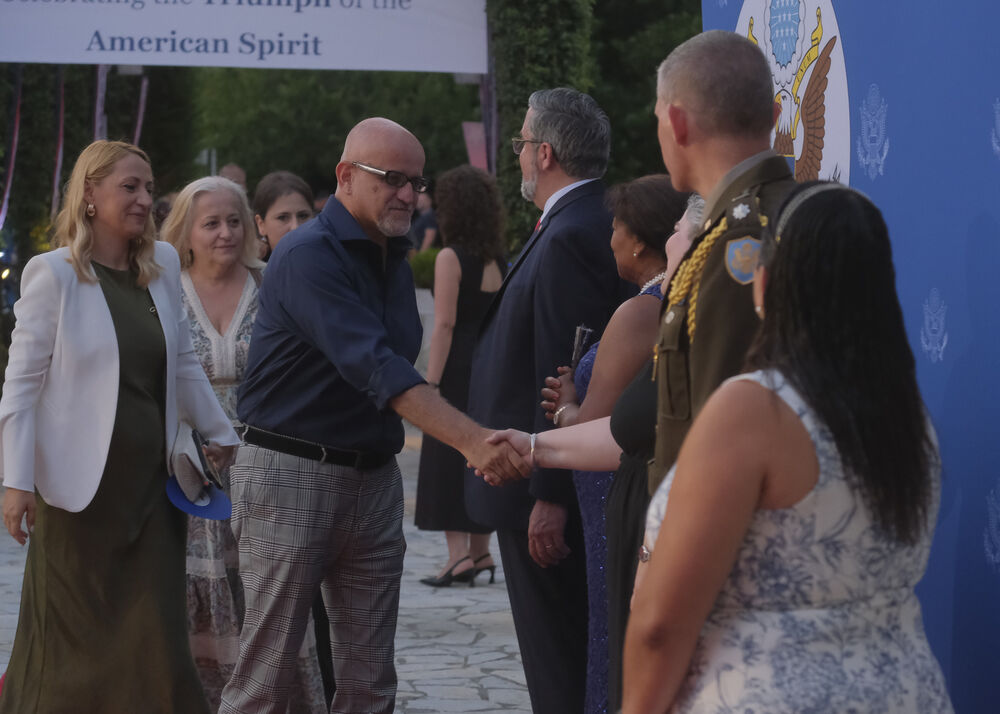 <p>Na prijemu povodom Dana nezavisnosti SAD, jednog od najznačajnijih američkih državnih praznika, prisustvovali su, između ostalih, crnogorski premijer Milojko Spajić, predsjednik Skupštine Andrija Mandić, članovi Vlade, predstavnici diplomatskog kora, političkih partija, te druge javne ličnosti</p>