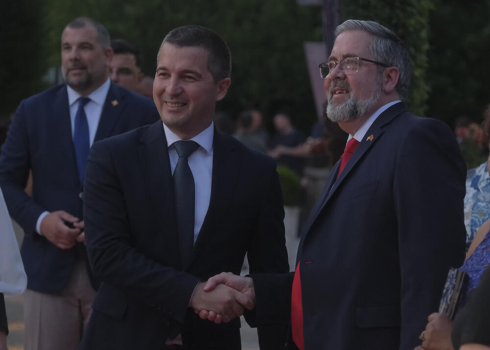 <p>Na prijemu povodom Dana nezavisnosti SAD, jednog od najznačajnijih američkih državnih praznika, prisustvovali su, između ostalih, crnogorski premijer Milojko Spajić, predsjednik Skupštine Andrija Mandić, članovi Vlade, predstavnici diplomatskog kora, političkih partija, te druge javne ličnosti</p>