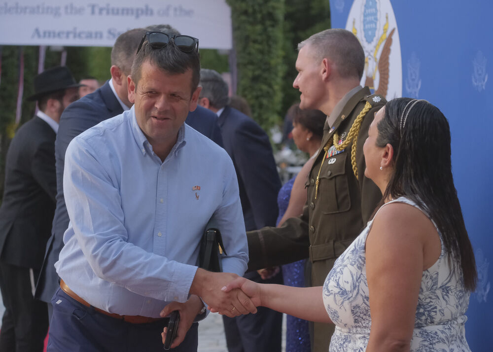 <p>Na prijemu povodom Dana nezavisnosti SAD, jednog od najznačajnijih američkih državnih praznika, prisustvovali su, između ostalih, crnogorski premijer Milojko Spajić, predsjednik Skupštine Andrija Mandić, članovi Vlade, predstavnici diplomatskog kora, političkih partija, te druge javne ličnosti</p>