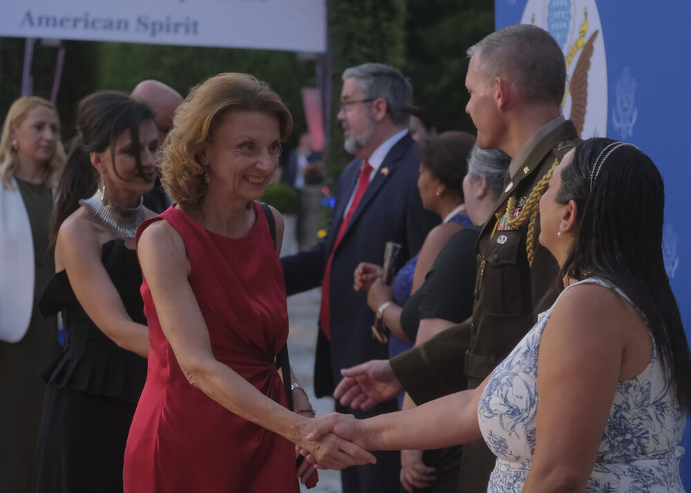 <p>Na prijemu povodom Dana nezavisnosti SAD, jednog od najznačajnijih američkih državnih praznika, prisustvovali su, između ostalih, crnogorski premijer Milojko Spajić, predsjednik Skupštine Andrija Mandić, članovi Vlade, predstavnici diplomatskog kora, političkih partija, te druge javne ličnosti</p>