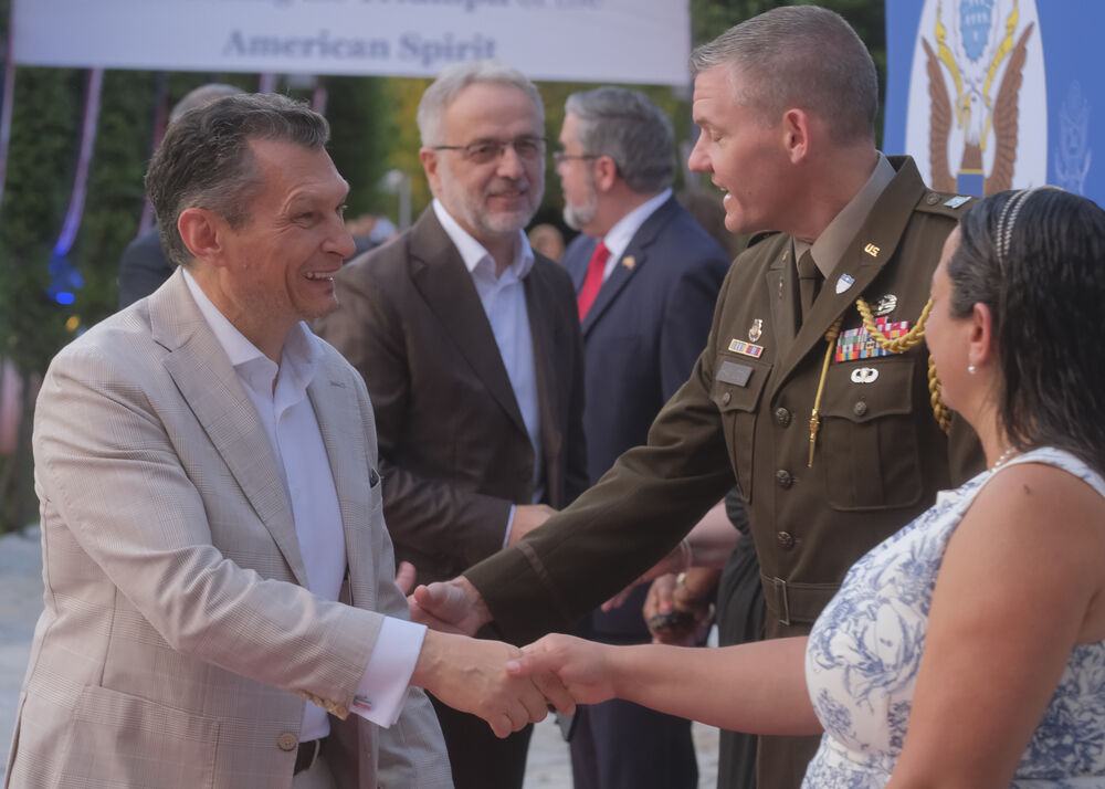<p>Na prijemu povodom Dana nezavisnosti SAD, jednog od najznačajnijih američkih državnih praznika, prisustvovali su, između ostalih, crnogorski premijer Milojko Spajić, predsjednik Skupštine Andrija Mandić, članovi Vlade, predstavnici diplomatskog kora, političkih partija, te druge javne ličnosti</p>