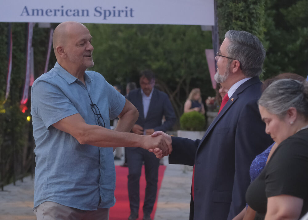 <p>Na prijemu povodom Dana nezavisnosti SAD, jednog od najznačajnijih američkih državnih praznika, prisustvovali su, između ostalih, crnogorski premijer Milojko Spajić, predsjednik Skupštine Andrija Mandić, članovi Vlade, predstavnici diplomatskog kora, političkih partija, te druge javne ličnosti</p>