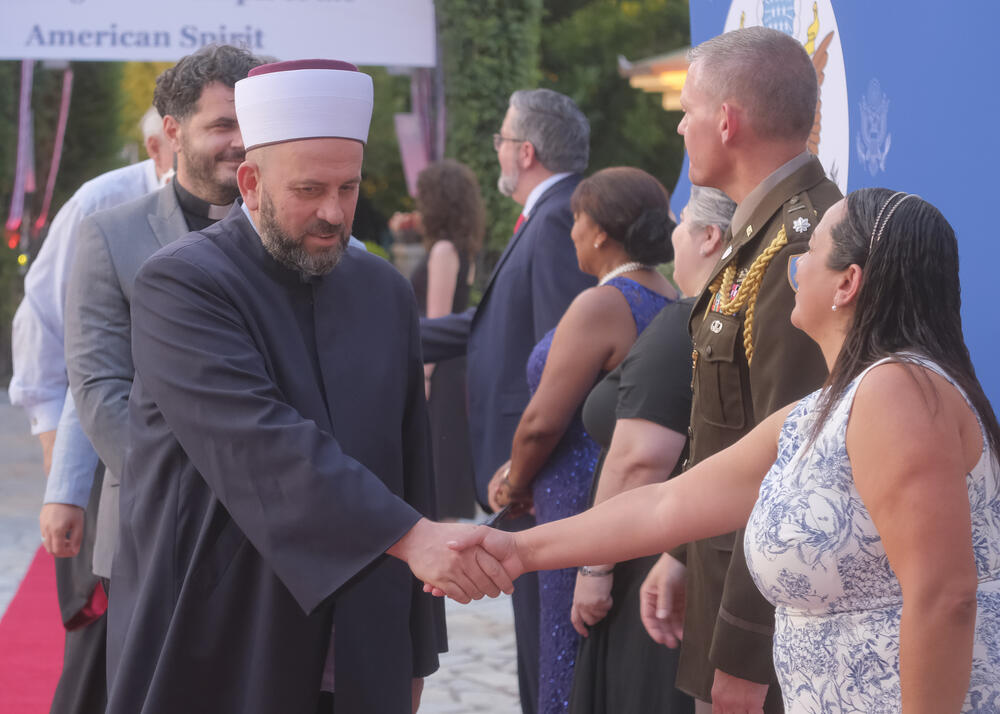 <p>Na prijemu povodom Dana nezavisnosti SAD, jednog od najznačajnijih američkih državnih praznika, prisustvovali su, između ostalih, crnogorski premijer Milojko Spajić, predsjednik Skupštine Andrija Mandić, članovi Vlade, predstavnici diplomatskog kora, političkih partija, te druge javne ličnosti</p>