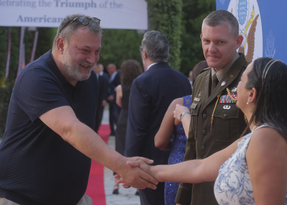 <p>Na prijemu povodom Dana nezavisnosti SAD, jednog od najznačajnijih američkih državnih praznika, prisustvovali su, između ostalih, crnogorski premijer Milojko Spajić, predsjednik Skupštine Andrija Mandić, članovi Vlade, predstavnici diplomatskog kora, političkih partija, te druge javne ličnosti</p>