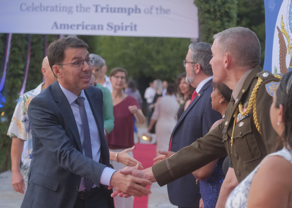 <p>Na prijemu povodom Dana nezavisnosti SAD, jednog od najznačajnijih američkih državnih praznika, prisustvovali su, između ostalih, crnogorski premijer Milojko Spajić, predsjednik Skupštine Andrija Mandić, članovi Vlade, predstavnici diplomatskog kora, političkih partija, te druge javne ličnosti</p>
