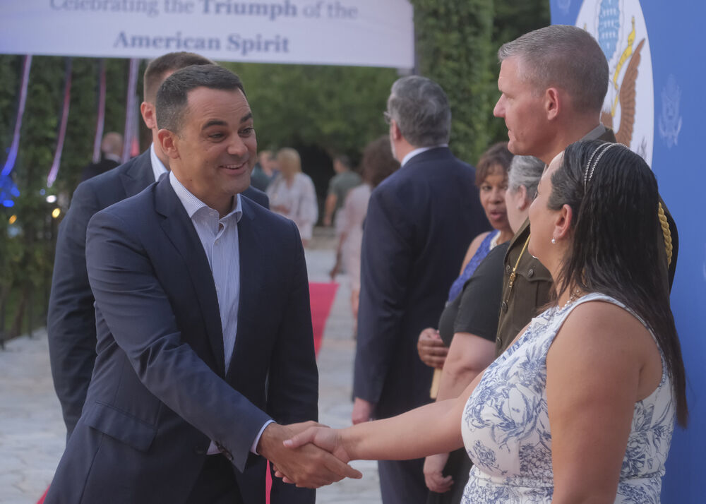 <p>Na prijemu povodom Dana nezavisnosti SAD, jednog od najznačajnijih američkih državnih praznika, prisustvovali su, između ostalih, crnogorski premijer Milojko Spajić, predsjednik Skupštine Andrija Mandić, članovi Vlade, predstavnici diplomatskog kora, političkih partija, te druge javne ličnosti</p>