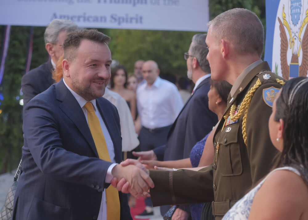 <p>Na prijemu povodom Dana nezavisnosti SAD, jednog od najznačajnijih američkih državnih praznika, prisustvovali su, između ostalih, crnogorski premijer Milojko Spajić, predsjednik Skupštine Andrija Mandić, članovi Vlade, predstavnici diplomatskog kora, političkih partija, te druge javne ličnosti</p>
