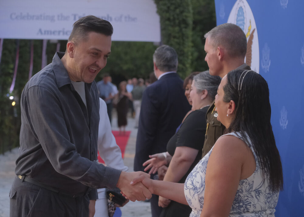 <p>Na prijemu povodom Dana nezavisnosti SAD, jednog od najznačajnijih američkih državnih praznika, prisustvovali su, između ostalih, crnogorski premijer Milojko Spajić, predsjednik Skupštine Andrija Mandić, članovi Vlade, predstavnici diplomatskog kora, političkih partija, te druge javne ličnosti</p>