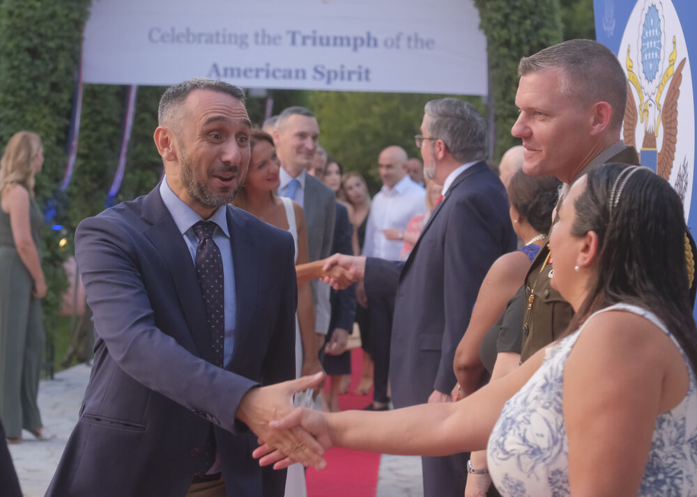 <p>Na prijemu povodom Dana nezavisnosti SAD, jednog od najznačajnijih američkih državnih praznika, prisustvovali su, između ostalih, crnogorski premijer Milojko Spajić, predsjednik Skupštine Andrija Mandić, članovi Vlade, predstavnici diplomatskog kora, političkih partija, te druge javne ličnosti</p>
