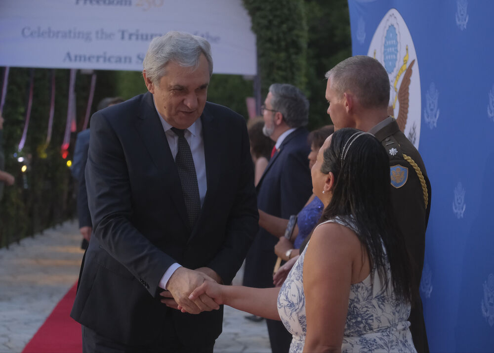 <p>Na prijemu povodom Dana nezavisnosti SAD, jednog od najznačajnijih američkih državnih praznika, prisustvovali su, između ostalih, crnogorski premijer Milojko Spajić, predsjednik Skupštine Andrija Mandić, članovi Vlade, predstavnici diplomatskog kora, političkih partija, te druge javne ličnosti</p>