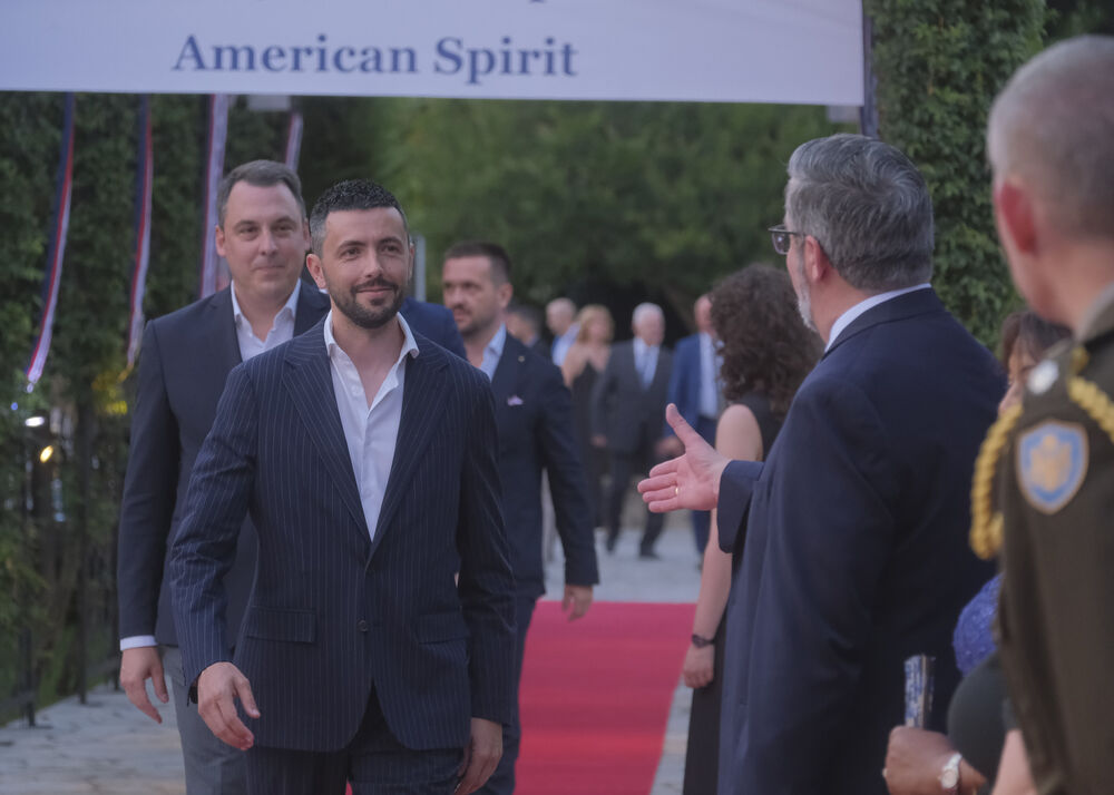 <p>Na prijemu povodom Dana nezavisnosti SAD, jednog od najznačajnijih američkih državnih praznika, prisustvovali su, između ostalih, crnogorski premijer Milojko Spajić, predsjednik Skupštine Andrija Mandić, članovi Vlade, predstavnici diplomatskog kora, političkih partija, te druge javne ličnosti</p>