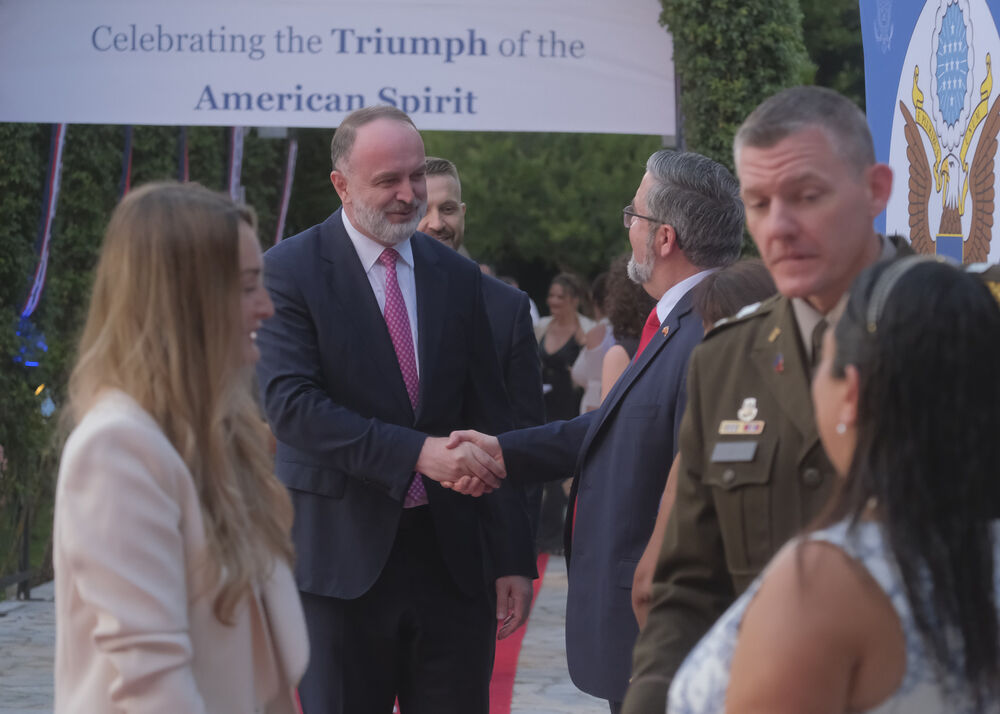 <p>Na prijemu povodom Dana nezavisnosti SAD, jednog od najznačajnijih američkih državnih praznika, prisustvovali su, između ostalih, crnogorski premijer Milojko Spajić, predsjednik Skupštine Andrija Mandić, članovi Vlade, predstavnici diplomatskog kora, političkih partija, te druge javne ličnosti</p>