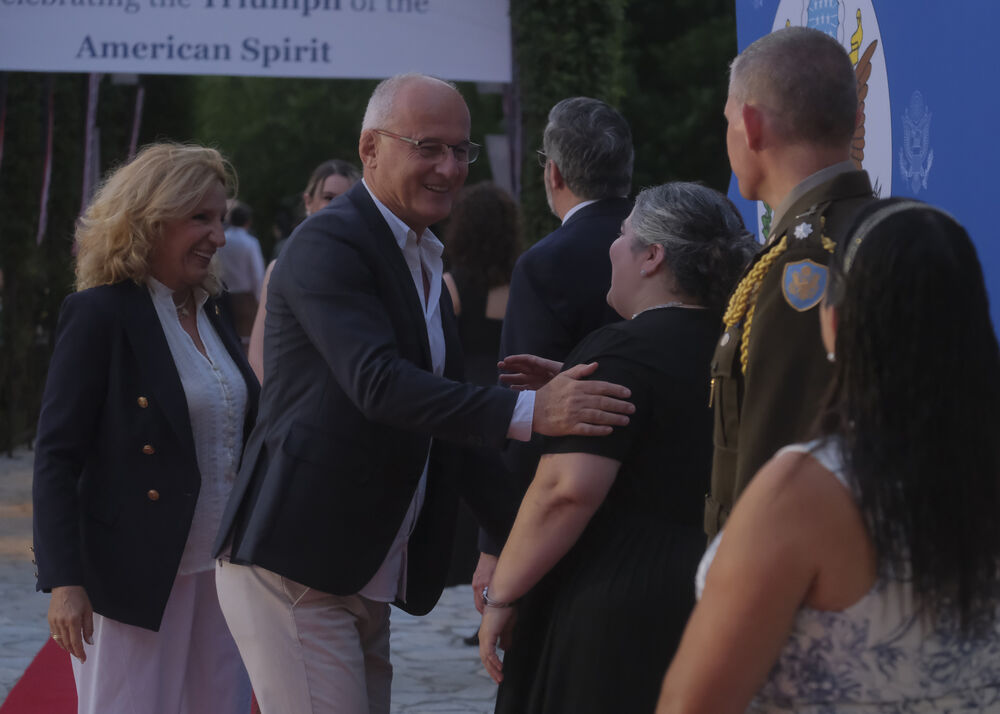<p>Na prijemu povodom Dana nezavisnosti SAD, jednog od najznačajnijih američkih državnih praznika, prisustvovali su, između ostalih, crnogorski premijer Milojko Spajić, predsjednik Skupštine Andrija Mandić, članovi Vlade, predstavnici diplomatskog kora, političkih partija, te druge javne ličnosti</p>