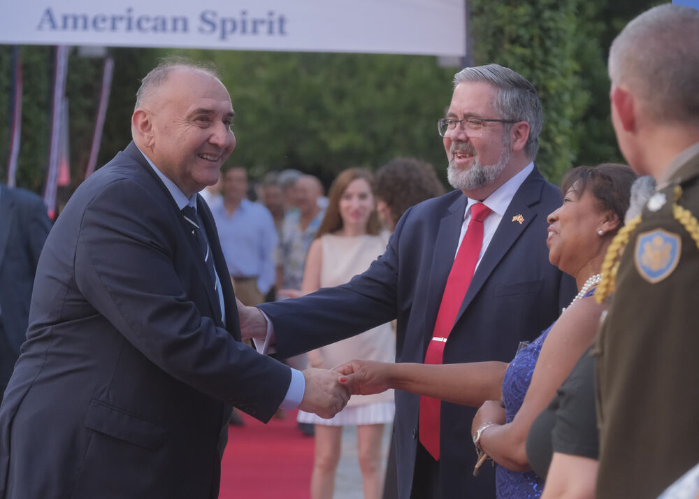 <p>Na prijemu povodom Dana nezavisnosti SAD, jednog od najznačajnijih američkih državnih praznika, prisustvovali su, između ostalih, crnogorski premijer Milojko Spajić, predsjednik Skupštine Andrija Mandić, članovi Vlade, predstavnici diplomatskog kora, političkih partija, te druge javne ličnosti</p>