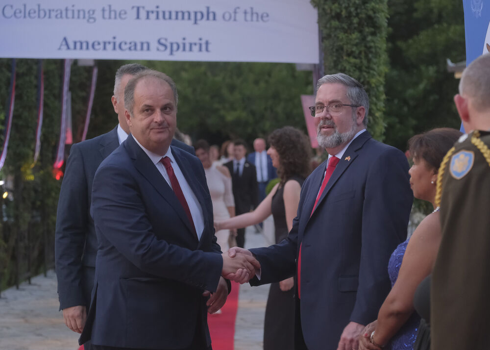 <p>Na prijemu povodom Dana nezavisnosti SAD, jednog od najznačajnijih američkih državnih praznika, prisustvovali su, između ostalih, crnogorski premijer Milojko Spajić, predsjednik Skupštine Andrija Mandić, članovi Vlade, predstavnici diplomatskog kora, političkih partija, te druge javne ličnosti</p>