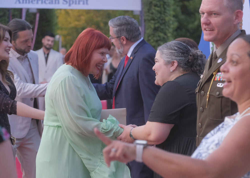 <p>Na prijemu povodom Dana nezavisnosti SAD, jednog od najznačajnijih američkih državnih praznika, prisustvovali su, između ostalih, crnogorski premijer Milojko Spajić, predsjednik Skupštine Andrija Mandić, članovi Vlade, predstavnici diplomatskog kora, političkih partija, te druge javne ličnosti</p>