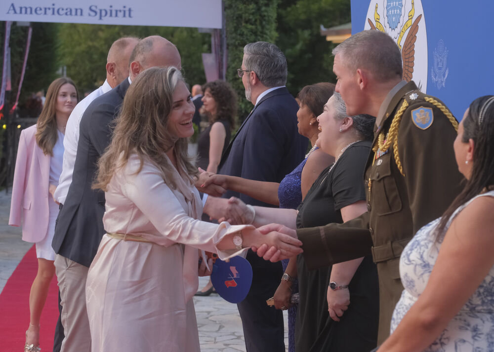 <p>Na prijemu povodom Dana nezavisnosti SAD, jednog od najznačajnijih američkih državnih praznika, prisustvovali su, između ostalih, crnogorski premijer Milojko Spajić, predsjednik Skupštine Andrija Mandić, članovi Vlade, predstavnici diplomatskog kora, političkih partija, te druge javne ličnosti</p>