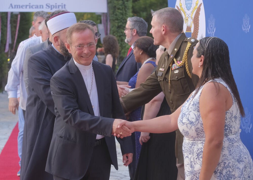 <p>Na prijemu povodom Dana nezavisnosti SAD, jednog od najznačajnijih američkih državnih praznika, prisustvovali su, između ostalih, crnogorski premijer Milojko Spajić, predsjednik Skupštine Andrija Mandić, članovi Vlade, predstavnici diplomatskog kora, političkih partija, te druge javne ličnosti</p>