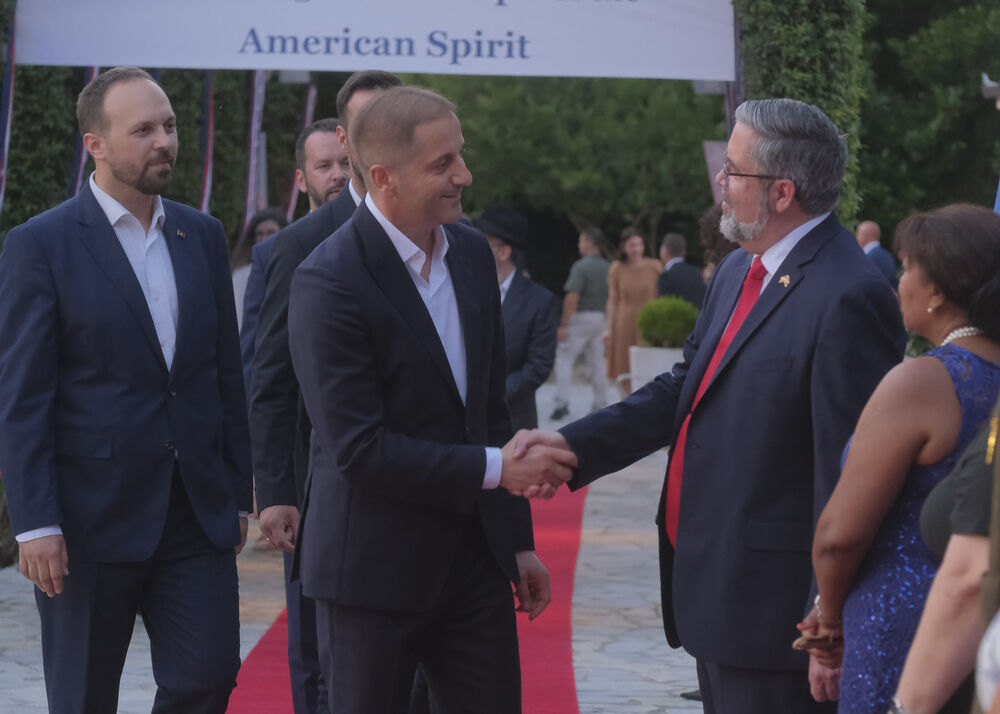 <p>Na prijemu povodom Dana nezavisnosti SAD, jednog od najznačajnijih američkih državnih praznika, prisustvovali su, između ostalih, crnogorski premijer Milojko Spajić, predsjednik Skupštine Andrija Mandić, članovi Vlade, predstavnici diplomatskog kora, političkih partija, te druge javne ličnosti</p>
