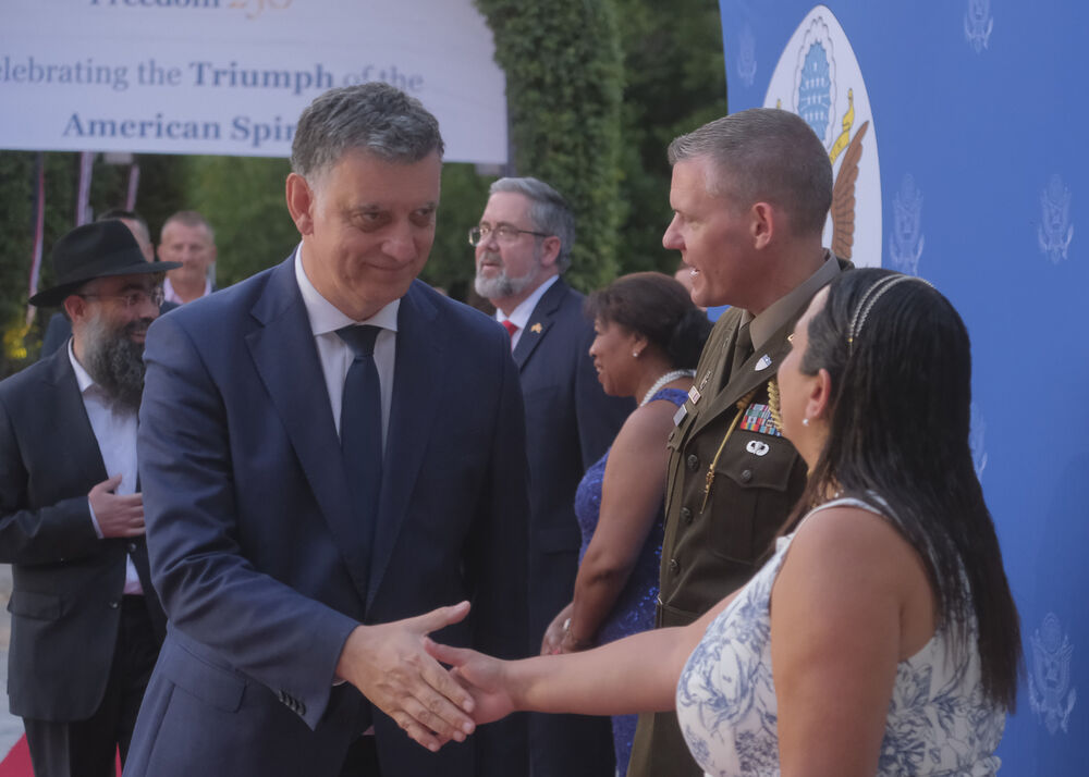 <p>Na prijemu povodom Dana nezavisnosti SAD, jednog od najznačajnijih američkih državnih praznika, prisustvovali su, između ostalih, crnogorski premijer Milojko Spajić, predsjednik Skupštine Andrija Mandić, članovi Vlade, predstavnici diplomatskog kora, političkih partija, te druge javne ličnosti</p>