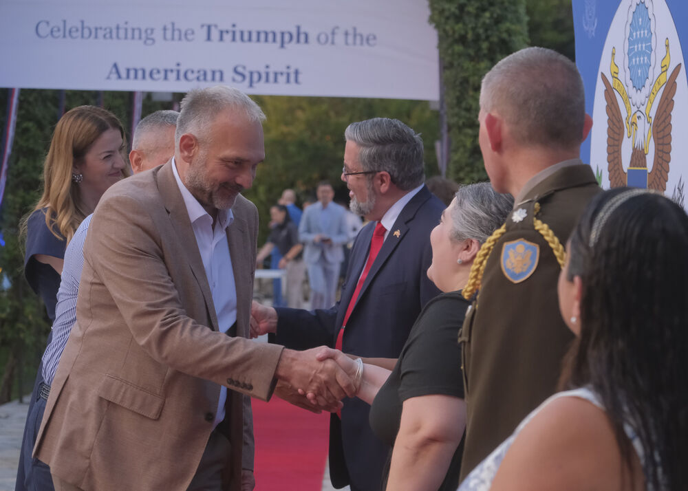 <p>Na prijemu povodom Dana nezavisnosti SAD, jednog od najznačajnijih američkih državnih praznika, prisustvovali su, između ostalih, crnogorski premijer Milojko Spajić, predsjednik Skupštine Andrija Mandić, članovi Vlade, predstavnici diplomatskog kora, političkih partija, te druge javne ličnosti</p>