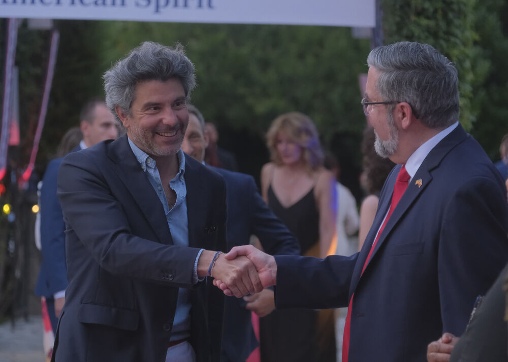 <p>Na prijemu povodom Dana nezavisnosti SAD, jednog od najznačajnijih američkih državnih praznika, prisustvovali su, između ostalih, crnogorski premijer Milojko Spajić, predsjednik Skupštine Andrija Mandić, članovi Vlade, predstavnici diplomatskog kora, političkih partija, te druge javne ličnosti</p>